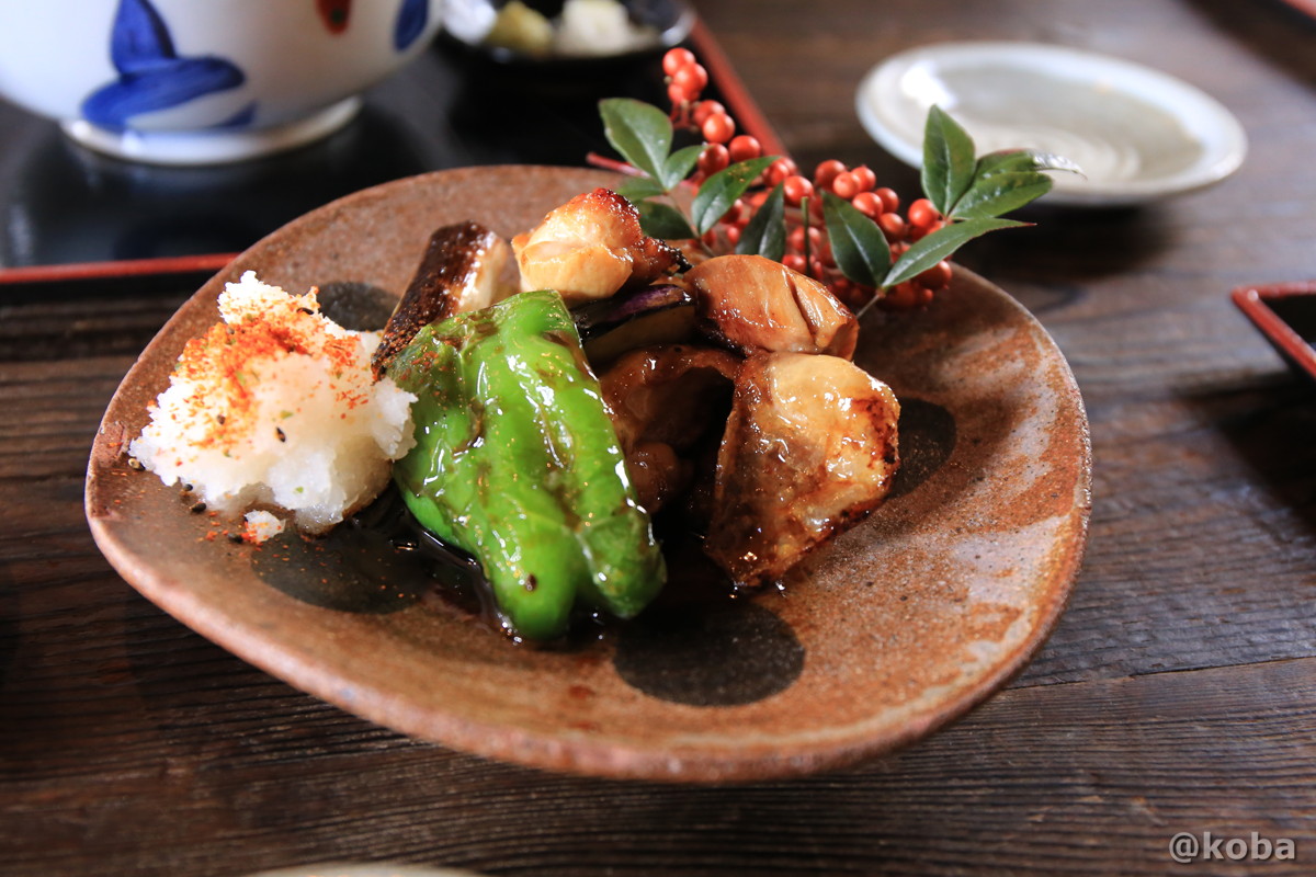 美味しい 上州赤城鶏 焼き鳥 の写真｜蕎麦匠房 まくらぎ（Soba makuragi yakushi-hatago）｜薬師温泉 旅籠（はたご）和食｜〒377-0933 群馬県吾妻郡東吾妻町本宿３３３０−２０｜こばフォトブログ