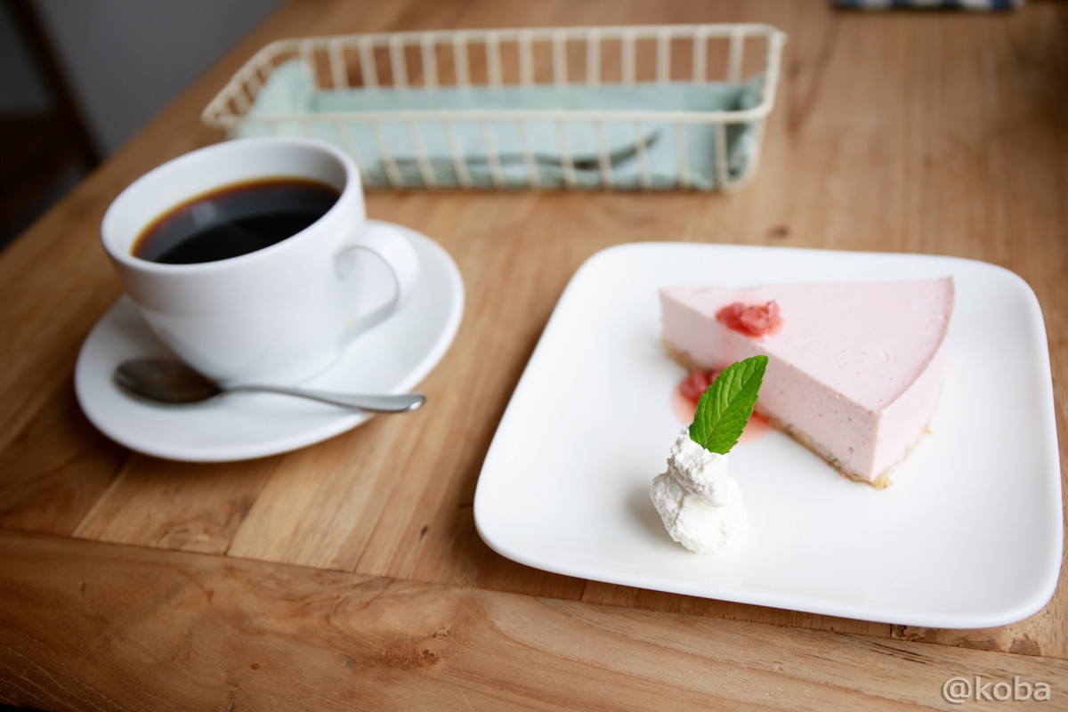 セットのホットコーヒーとイチゴのレアチーズケーキ　単品550円 → 500円 (ランチと一緒だと－50円)│cafe マチノ木(まちのき)│カフェランチ│東京│新小岩ブログ