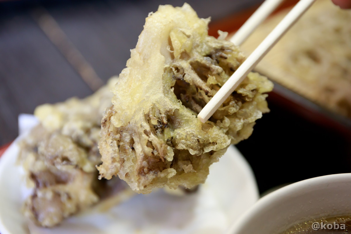 マイタケ天麩羅を箸持ちした写真│そば処 六合 野のや（くに ののや）│和食 蕎麦│群馬 吾妻郡中之条町 ブログ