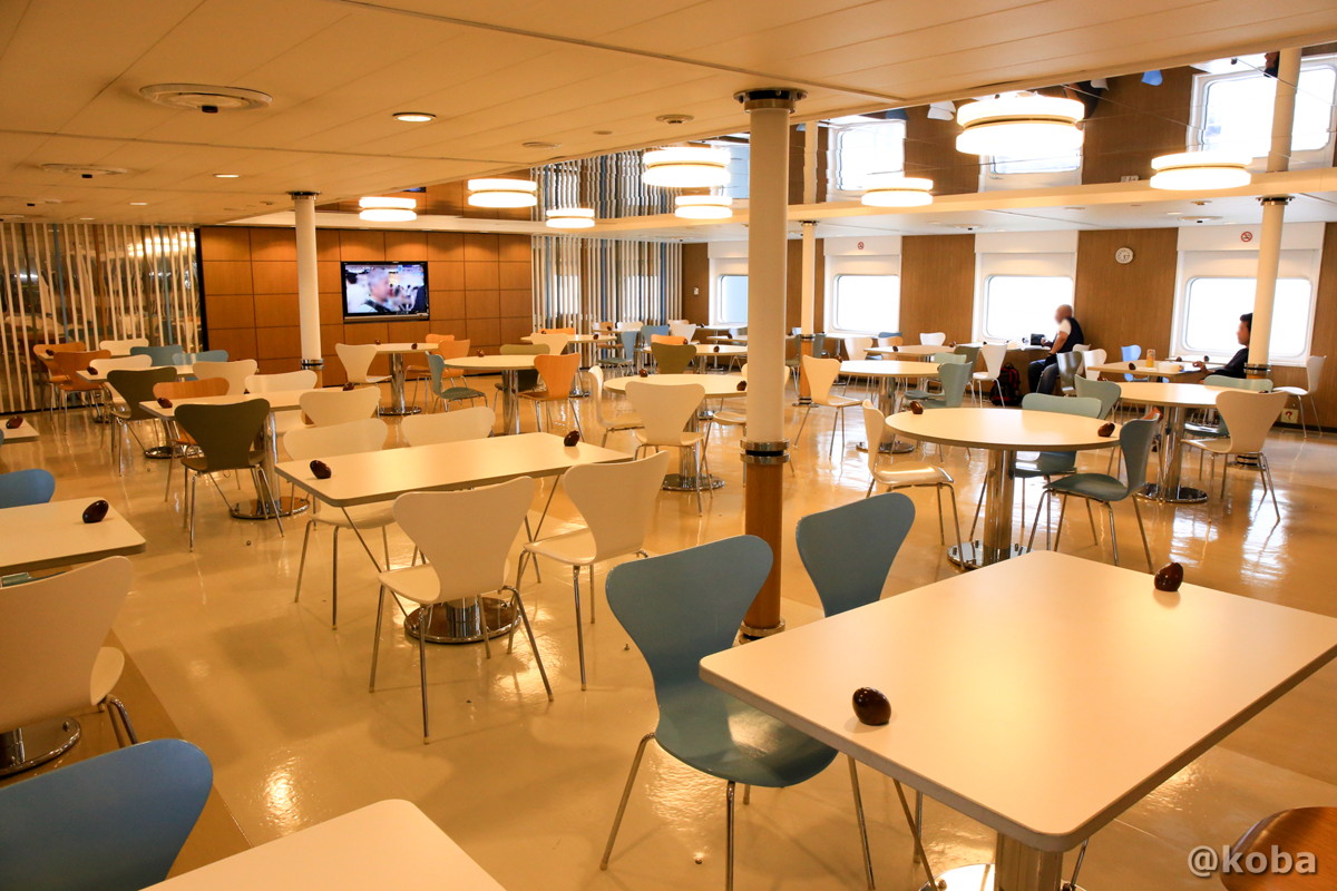 食事スペース、テーブル席の写真│津軽海峡フェリー ブルードルフィン│北海道 函館ターミナル