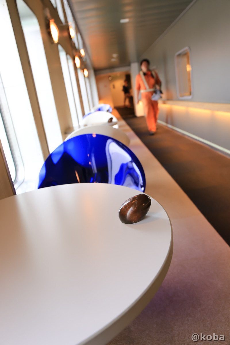 通路、テーブルと椅子の写真│津軽海峡フェリー ブルードルフィン│北海道 函館ターミナル