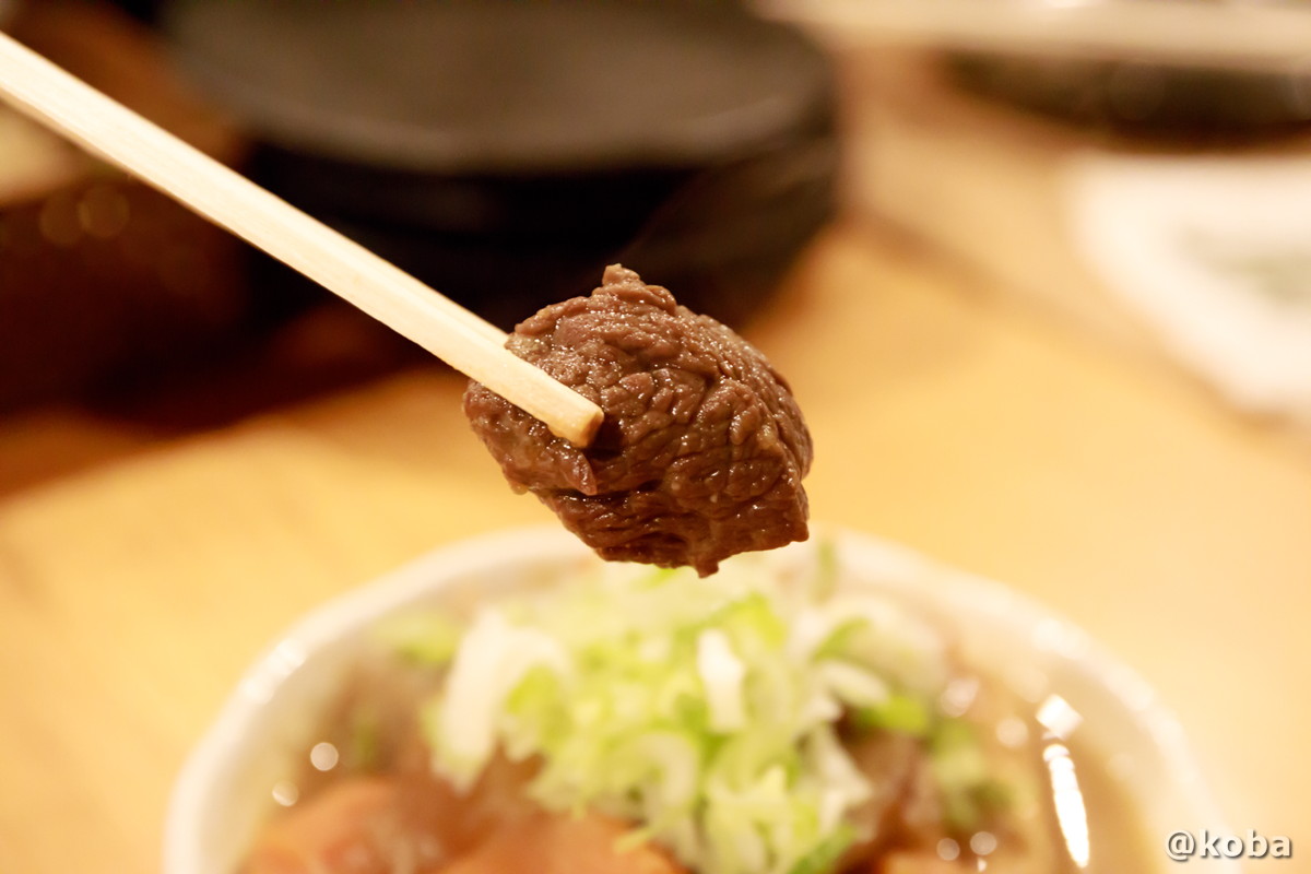 熊の肉を箸持ちした写真