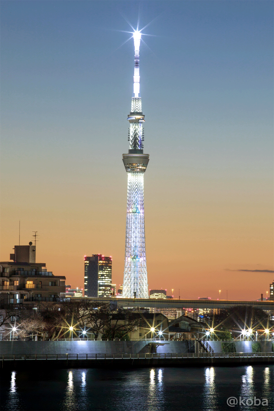 GIF動画です。LED照明器具を最大限に近い明度で白色に点灯さるシンプルなライティング・夕暮れ時のHDR_Canon EOS 5D Mark IV_EF70-200mm f-2.8L IS II USM｜東京スカイツリー 葛飾区・中川｜こばフォトブログ