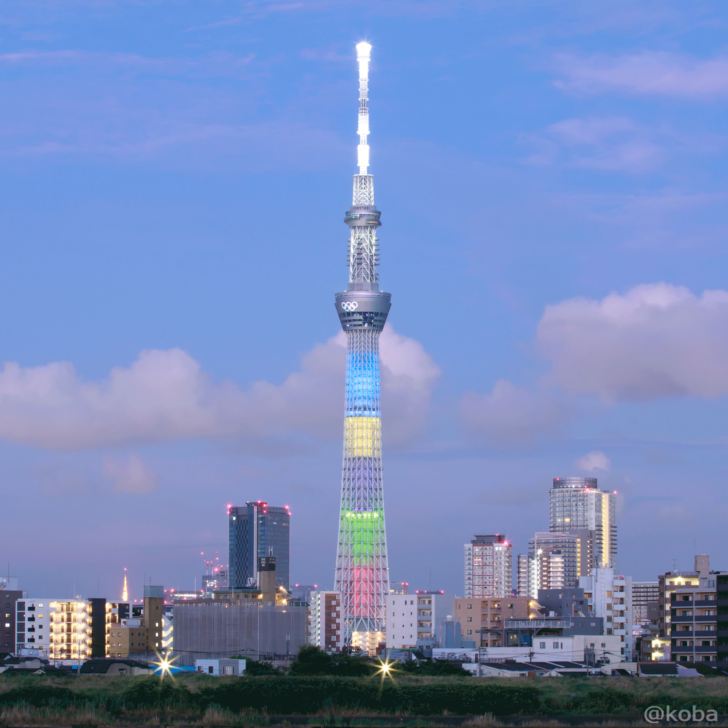 GIF動画です。早朝のスカイツリー！「東京2020 オリンピックシンボル 青・黄・黒・緑・赤」葛飾区 四ツ木より｜こばフォトブログ