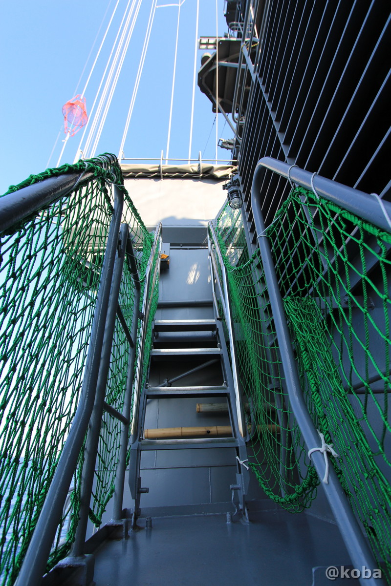 艦内 階段｜#07 昼食から下船｜観艦式2015 船越岸壁 横須賀｜こばフォトブログ