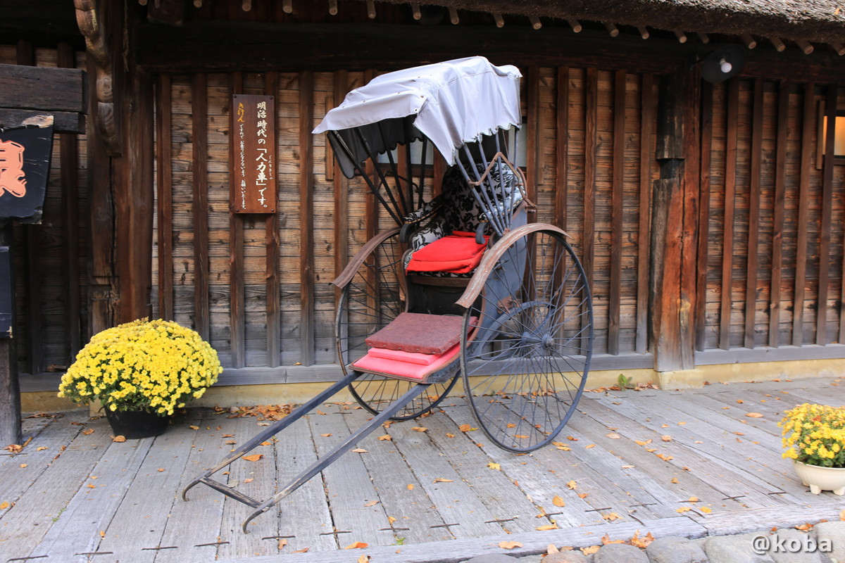 明治の人力車の写真｜マクラギ ソバ ショウボウ タクミボウ （Soba makuragi yakushi-hatago）｜薬師温泉 旅籠（ヤクシオンセン ハタゴ）和食｜〒377-0933 群馬県吾妻郡東吾妻町本宿３３３０−２０｜こばフォトブログ
