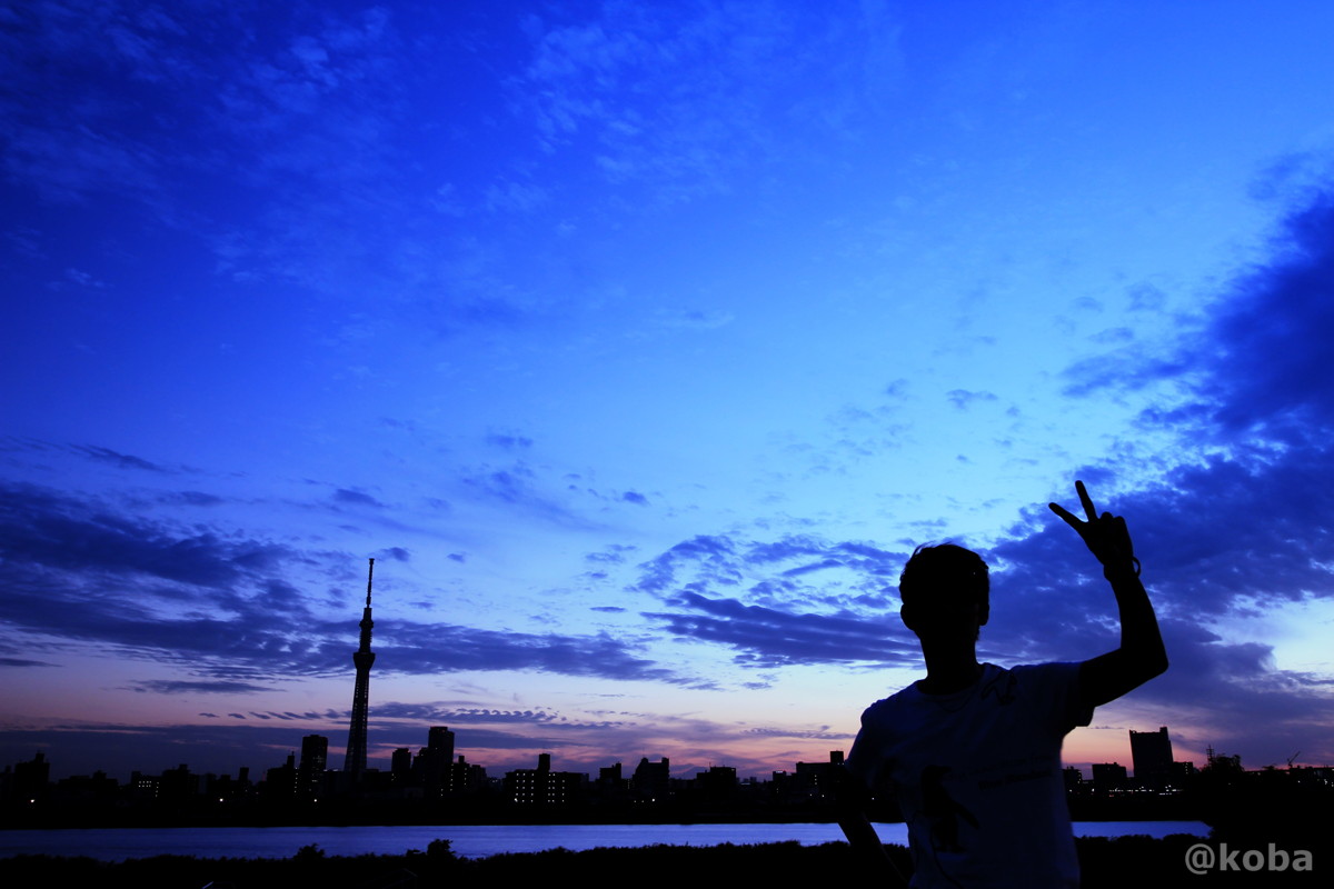 こばがピースしている HDR画像｜夕暮れ時の東京スカイツリー写真｜葛飾区・四ツ木｜カメラ：Canon｜こばフォトブログ