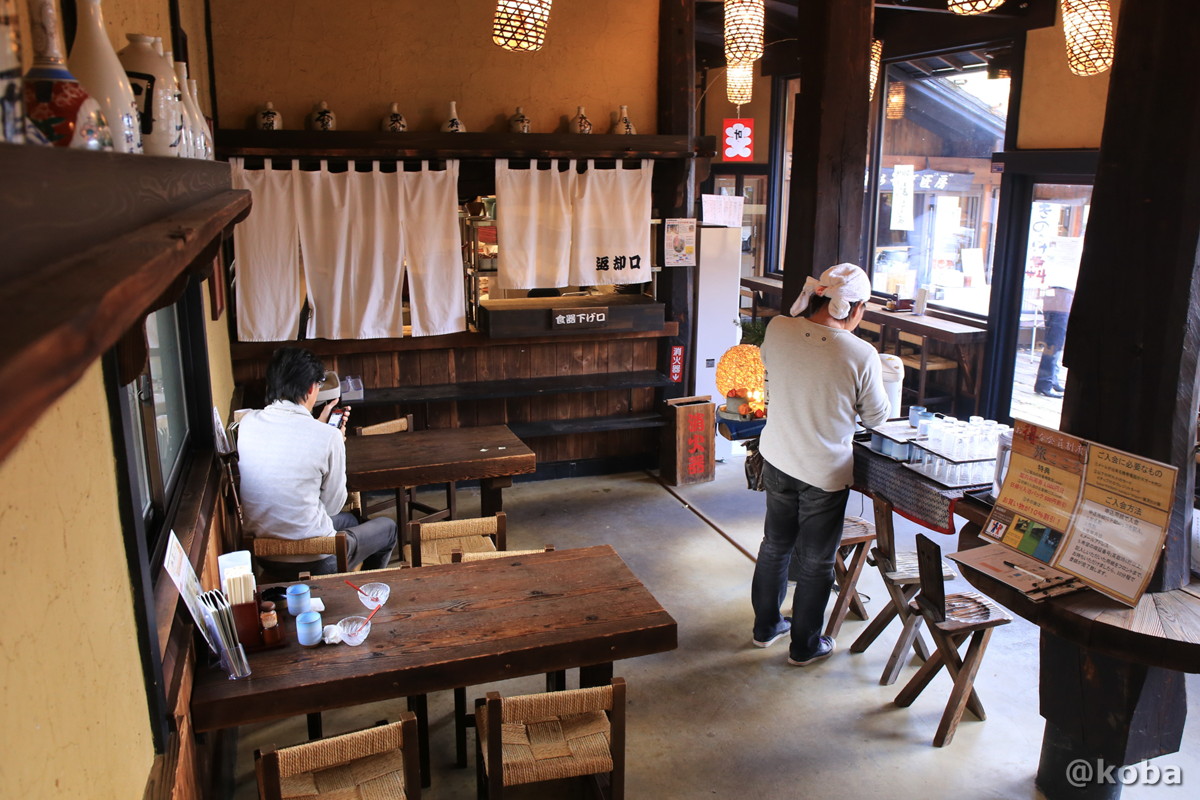 テーブル席の写真｜マクラギ ソバ ショウボウ タクミボウ （Soba makuragi yakushi-hatago）｜薬師温泉 旅籠（ヤクシオンセン ハタゴ）和食｜〒377-0933 群馬県吾妻郡東吾妻町本宿３３３０−２０｜こばフォトブログ