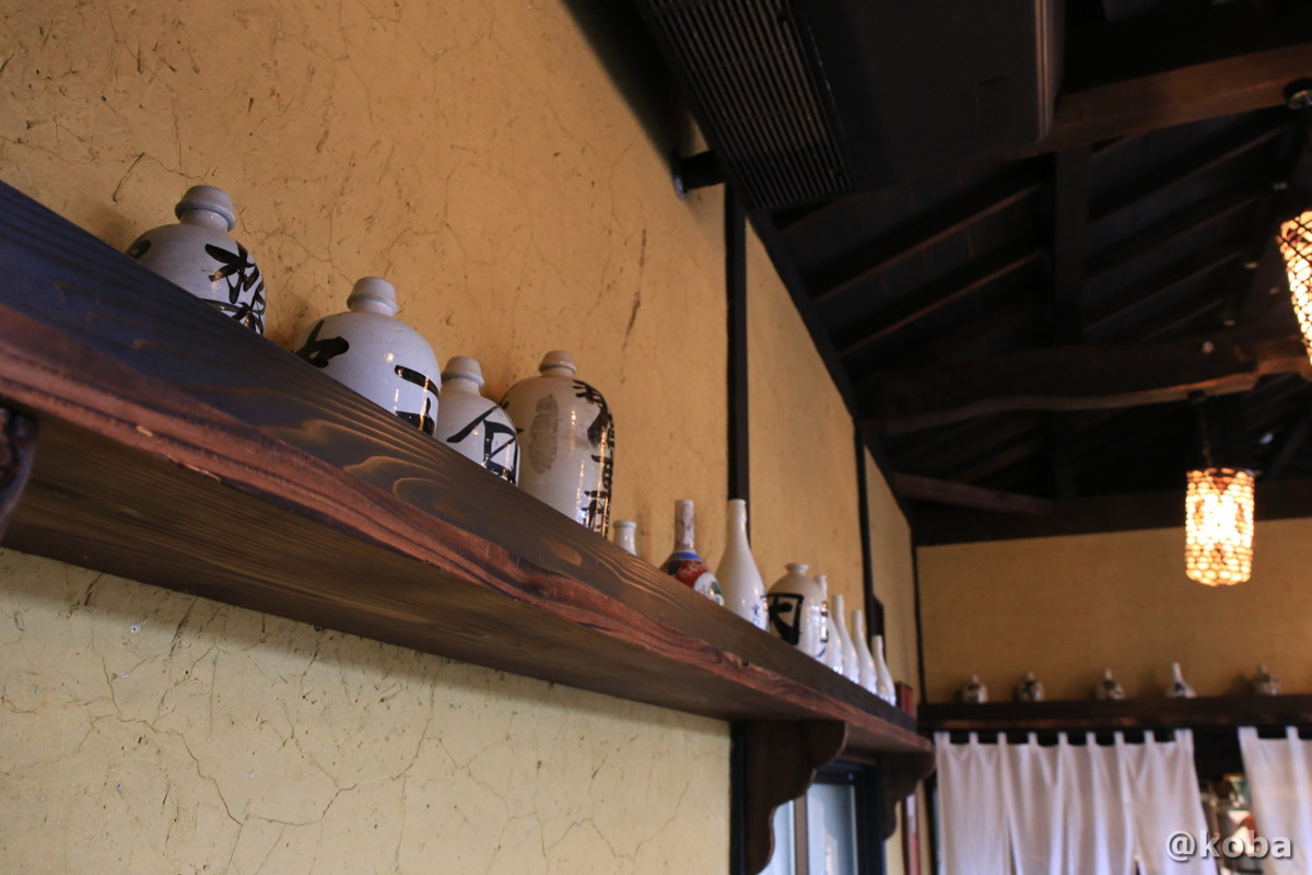 飾られた酒器の写真｜蕎麦匠房 まくらぎ（Soba makuragi yakushi-hatago）｜薬師温泉 旅籠（はたご）和食｜〒377-0933 群馬県吾妻郡東吾妻町本宿３３３０−２０｜こばフォトブログ