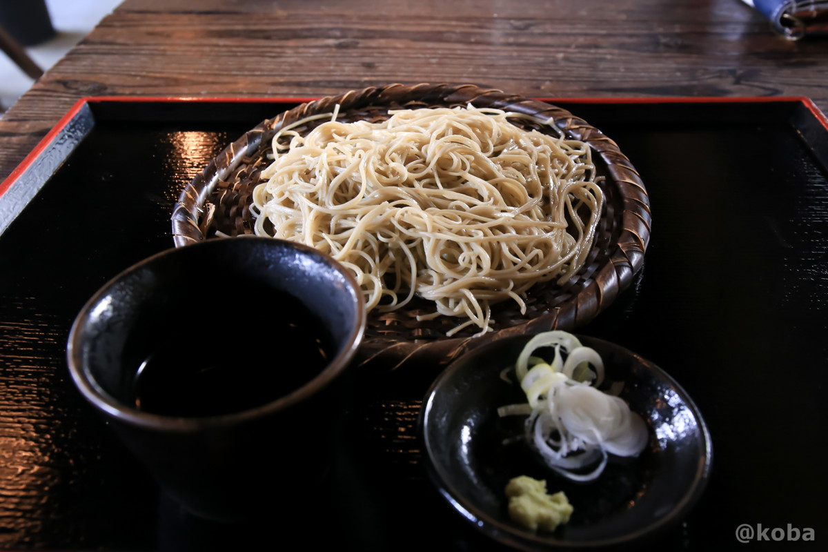 十割ざるそばの写真｜蕎麦匠房 まくらぎ（Soba makuragi yakushi-hatago）｜薬師温泉 旅籠（はたご）和食｜〒377-0933 群馬県吾妻郡東吾妻町本宿３３３０−２０｜こばフォトブログ