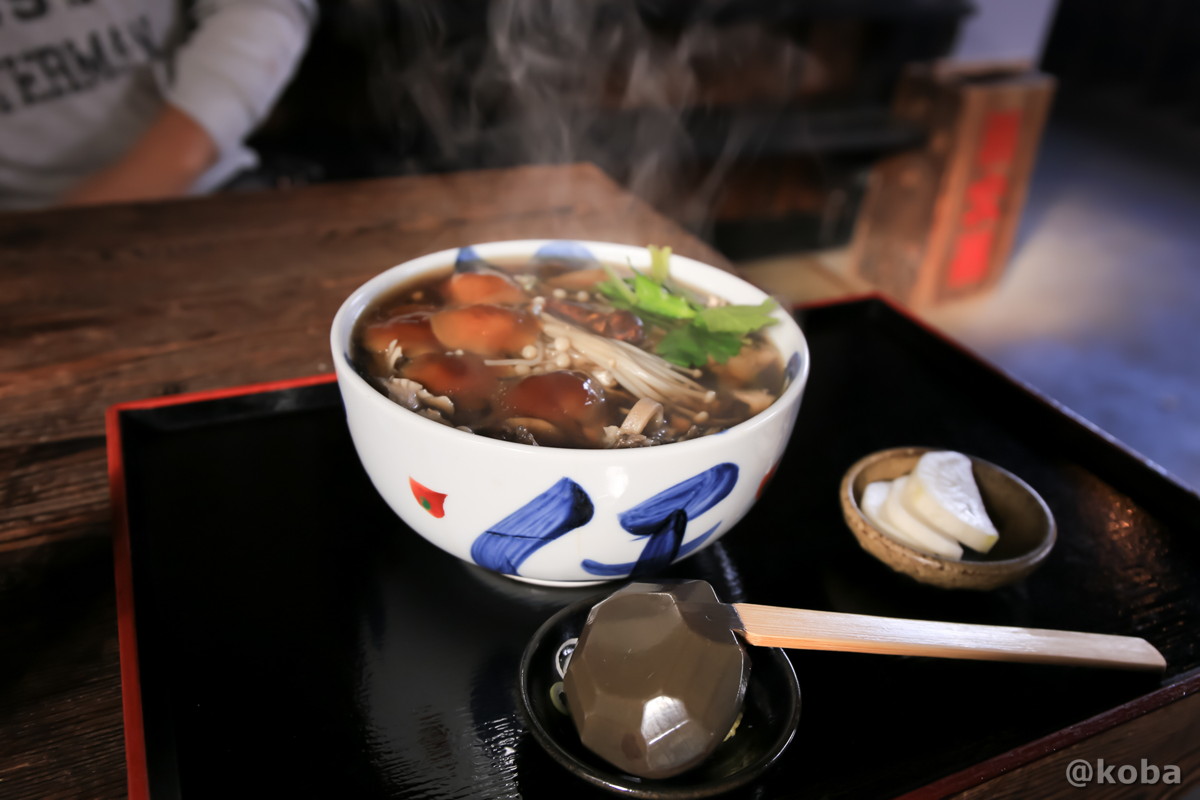 きのこたっぷり田舎蕎麦の写真｜マクラギ ソバ ショウボウ タクミボウ （Soba makuragi yakushi-hatago）｜薬師温泉 旅籠（ヤクシオンセン ハタゴ）和食｜〒377-0933 群馬県吾妻郡東吾妻町本宿３３３０−２０｜こばフォトブログ