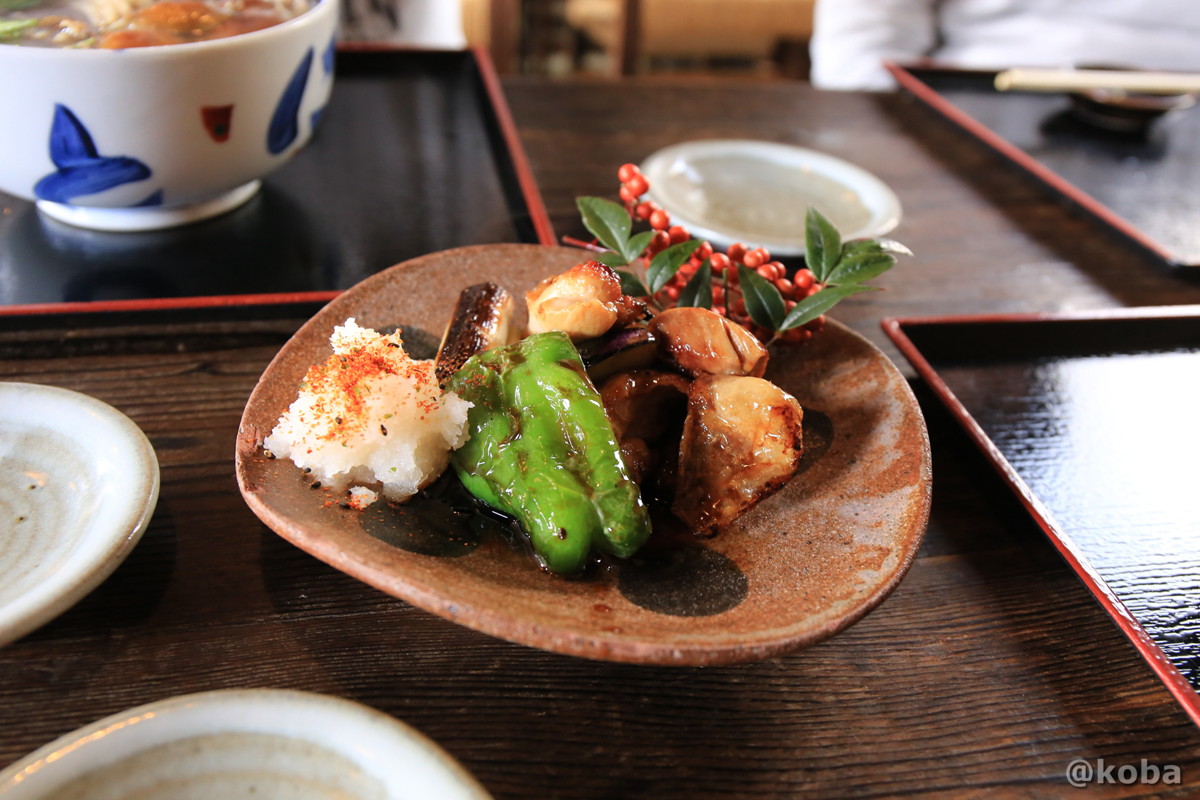 上州赤城鶏 焼とりの写真｜蕎麦匠房 まくらぎ（Soba makuragi yakushi-hatago）｜薬師温泉 旅籠（はたご）和食｜〒377-0933 群馬県吾妻郡東吾妻町本宿３３３０−２０｜こばフォトブログ