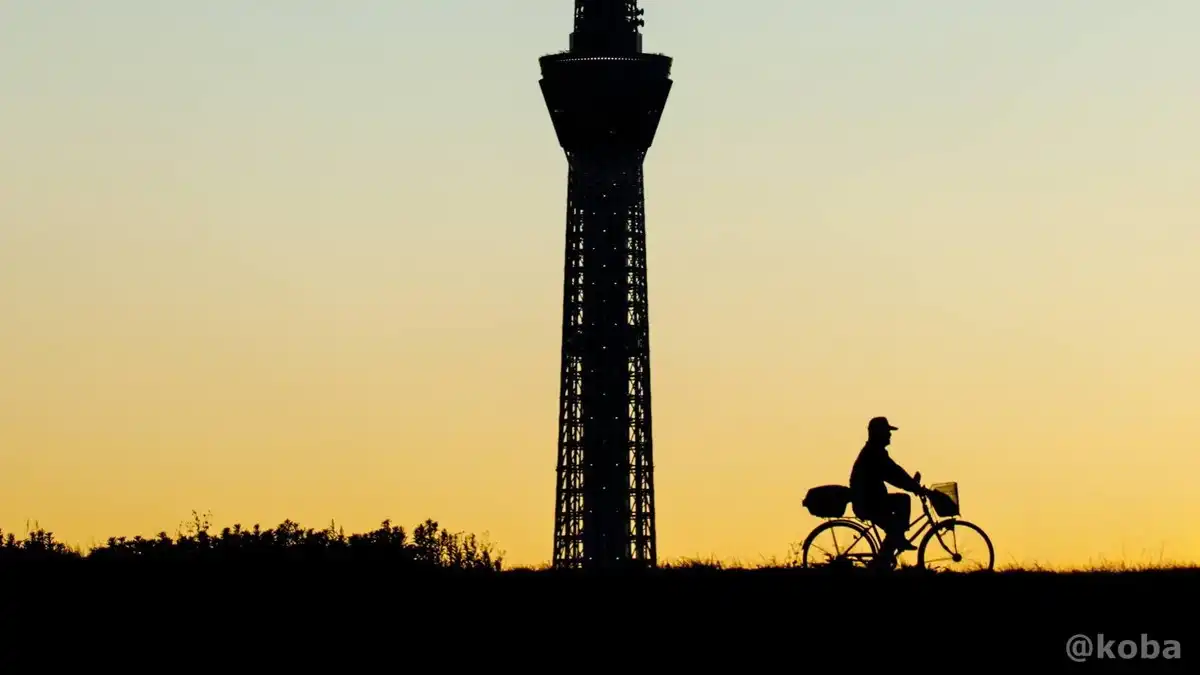 自転車と 東京 スカイスリー シルエット の面白い写真｜夕方 薄暮 夕闇 トワイライト 薄明 ｜葛飾区 四つ木（かつしかく よつぎ）tokyoskytree silhouette｜カメラ：Canon｜こばフォトブログ