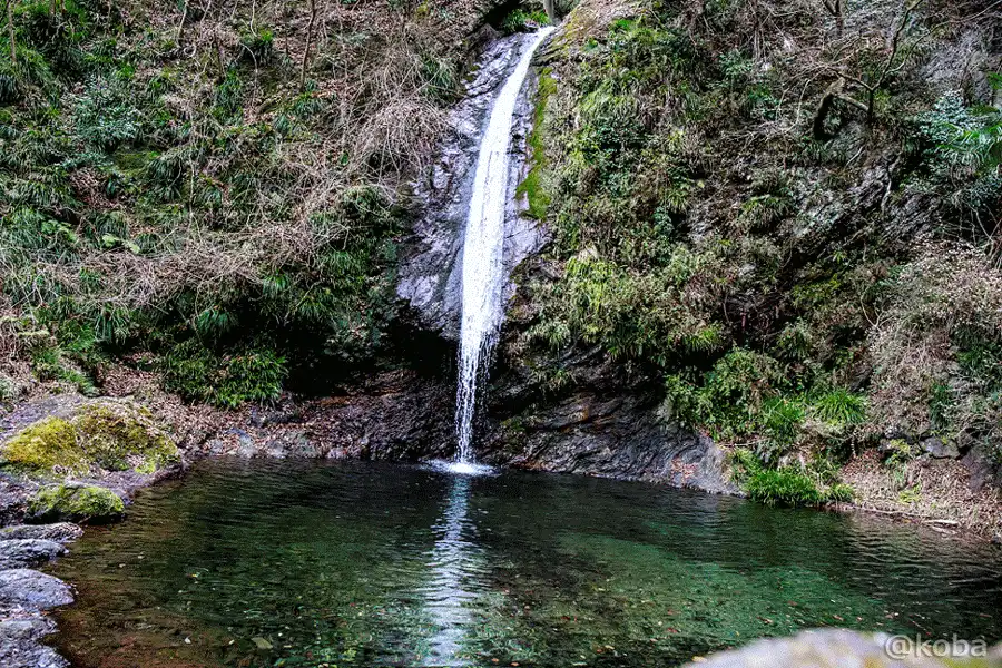 冬の滝(チチブ)のGIF(webp)動画 1月の風景・赤色変岩の断崖 マイナスイオン|カメラ:Canon EOS 5D Mark IV・EF24-70mm f-4L IS |秩父華厳の滝(ちちぶけごんのたき・Chichibu Kegon Falls)|落差12m| 〒369-1625 埼玉県秩父郡皆野町上日野沢3311−1|こばフォトブログ