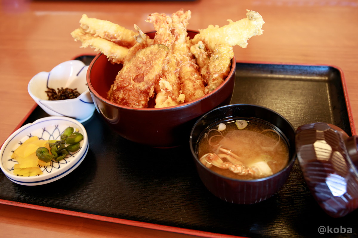 ボリュームのある特天丼定食、蟹の味噌と小鉢にお新香