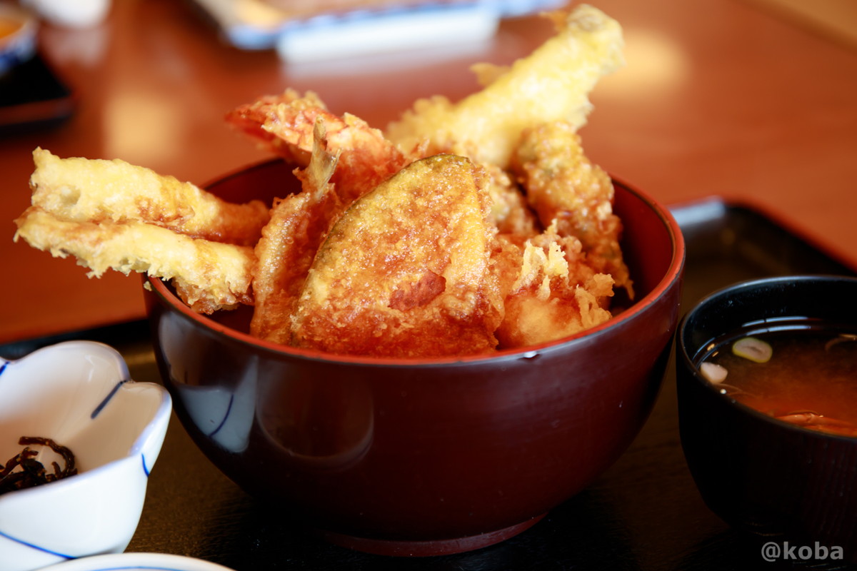 天ぷらは、甘みのあるタレでご飯がすすむ! お椀からはみ出た穴子に海老やキス、南瓜やししとう の野菜も食べ応え有る