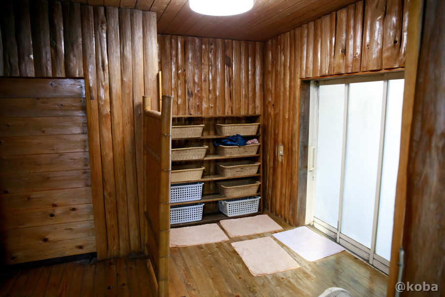 脱衣場 には棚にカゴが置いてある、ドライヤー、扇風機もあります。