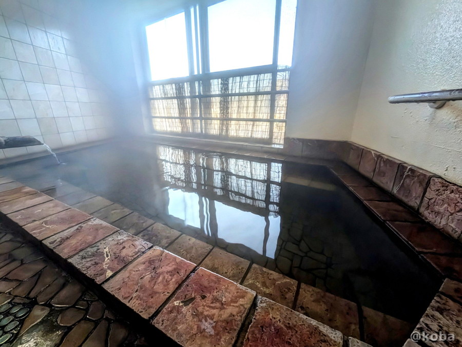 ほのかな硫黄の香りのするタイル造り浴槽