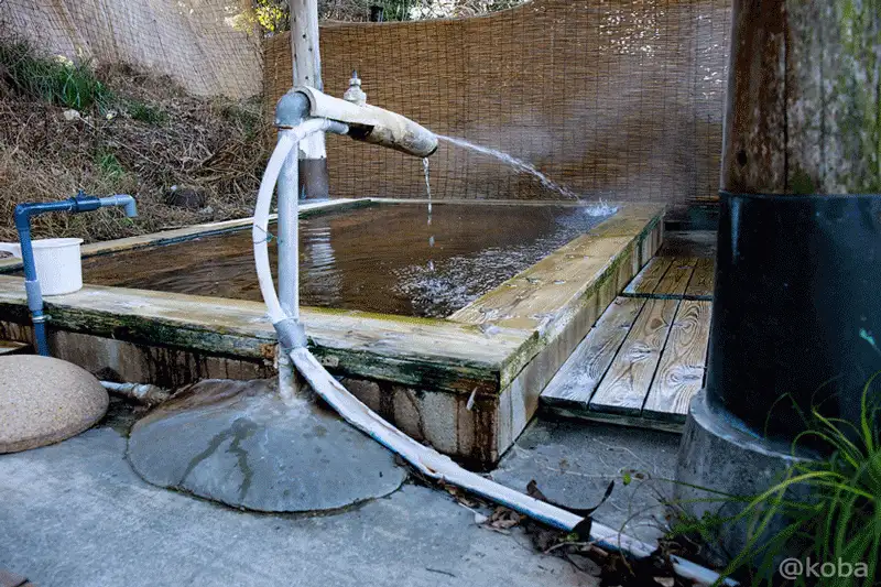 水鉄砲のように勢いよく噴き出す、ユニークな露天風呂の湯口