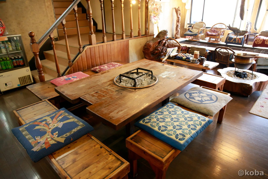 素朴な雰囲気の囲炉裏