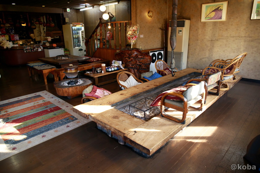 エントランス前にある大きな囲炉裏