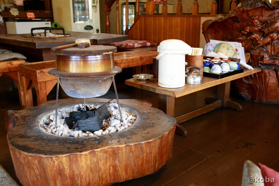 レトロな雰囲気の休憩場所に置かれた、セルフサービスのポットと急須。アルミの灰皿も置かれています。
