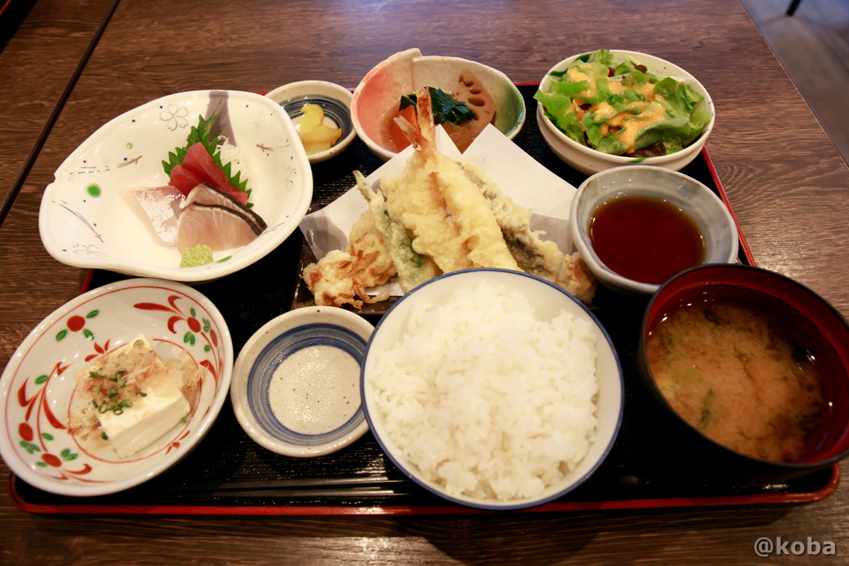 ボリューム満点!わか月のランチ 定食 1,300円(天ぷら、刺身、煮物など全8品)