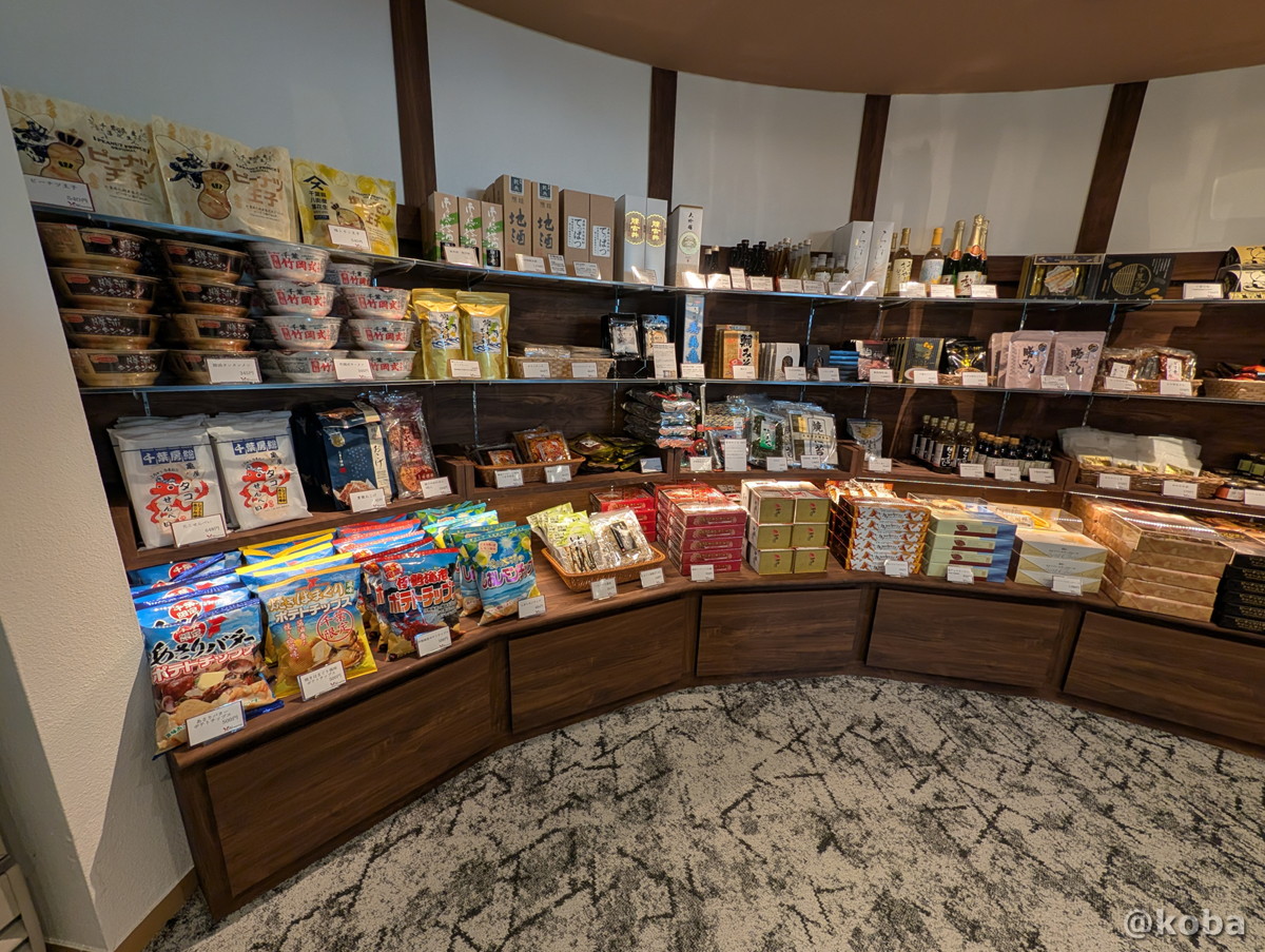 ホテルハーヴェスト勝浦の売店。房総のお土産が並ぶコーナーの一角に、カップ麺なども置かれている様子。