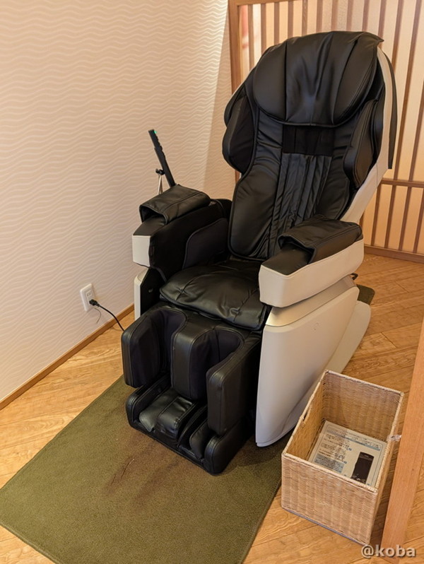 ホテルハーヴェスト勝浦の湯上がりラウンジに設置されている、ゆったりとくつろげる電動マッサージ機の写真。