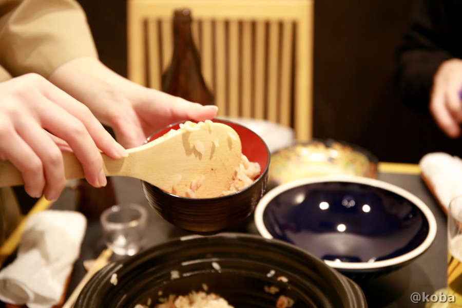 湯気と香りがたまらない！店員さんが丁寧にお椀へよそってくれる、和心うららかの桜エビの炊き込みご飯。
