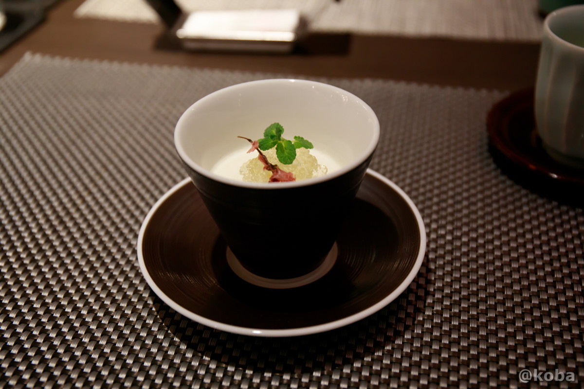 ホテルハーヴェスト勝浦の夕食デザート。上品な器に盛り付けられた、桜葉のブランマンジェと鴨川レモンのジュレの写真。