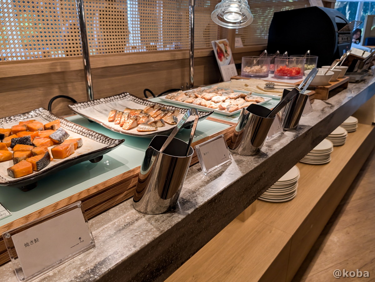 ホテルハーヴェスト勝浦の朝食ビュッフェ。カウンターに並ぶ香ばしい焼き魚や、サクサクに揚げられた魚料理の様子