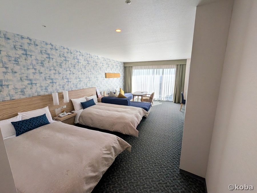 42平米の広々とした空間にベッドやゆったりくつろげるソファが配置された、ホテルハーヴェスト勝浦の11階スタンダード洋室。