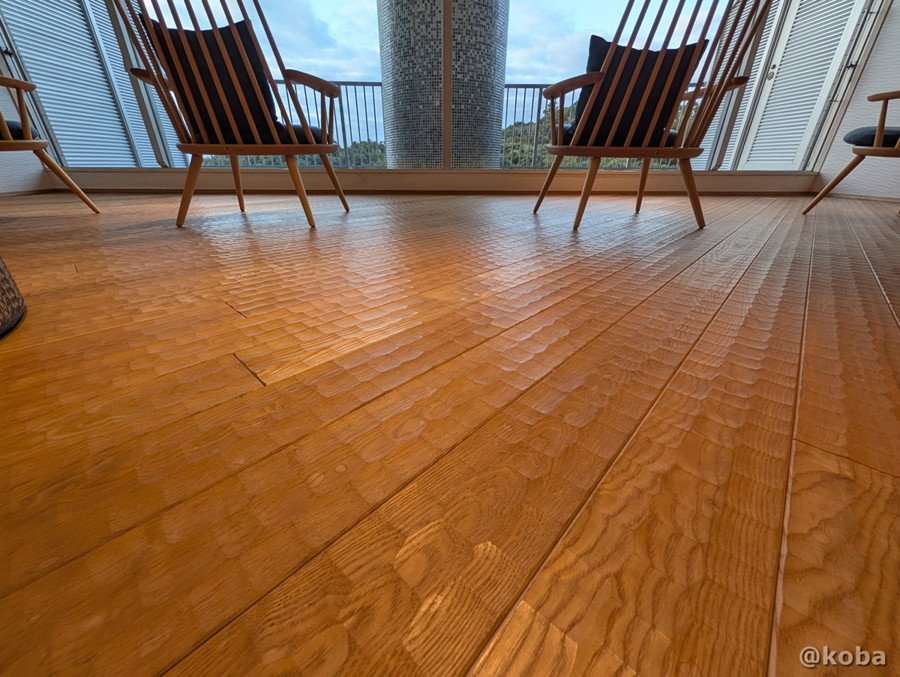 ホテルハーヴェスト勝浦の湯上がりラウンジにある、凹凸(テクスチャ)加工が施された木製フローリングのクローズアップ写真。