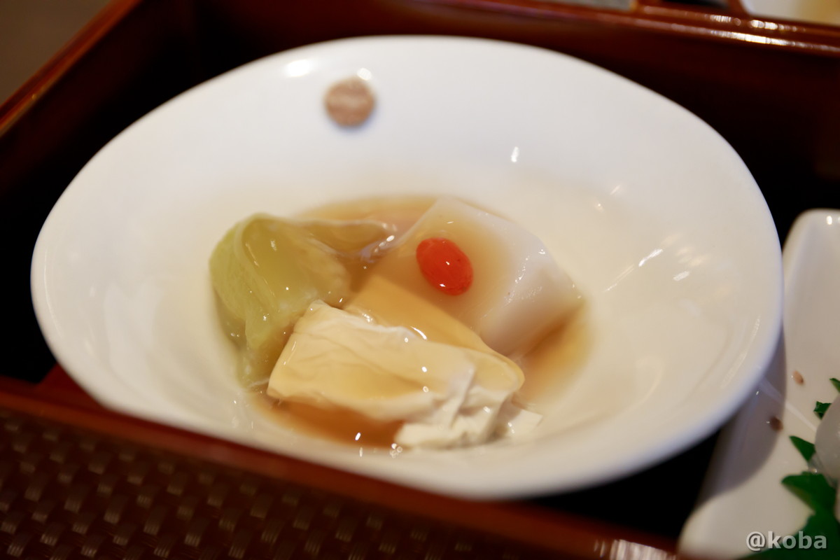 ホテルハーヴェスト勝浦の夕食で提供された、とても上品な味わいのかぶら豆腐が盛り付けられた小鉢の写真。