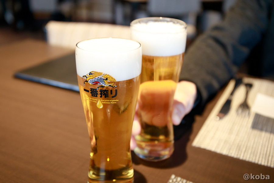 ホテルハーヴェスト勝浦の夕食の始まりに、キリン一番搾りの生ビールで乾杯している写真。