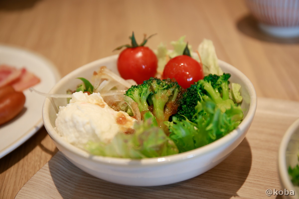 ホテルハーヴェスト勝浦の朝食ビュッフェで盛り付けた、ポテトサラダ、トマト、ブロッコリーなどの新鮮なサラダの写真。