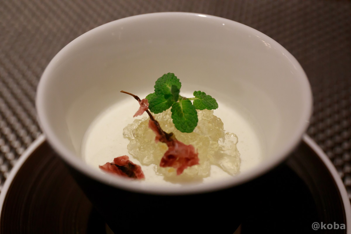 ホテルハーヴェスト勝浦の夕食デザート。鴨川レモンのジュレがプルプルと踊るような、桜葉のブランマンジェのクローズアップ写真。