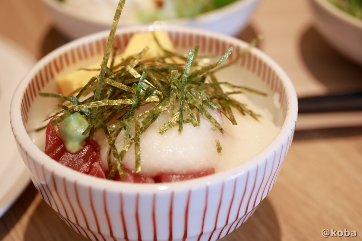 ホテルハーヴェスト勝浦の朝食ビュッフェで驚きのメニュー、マグロのぶつ切りにとろろをかけた「山かけ」のクローズアップ写真。