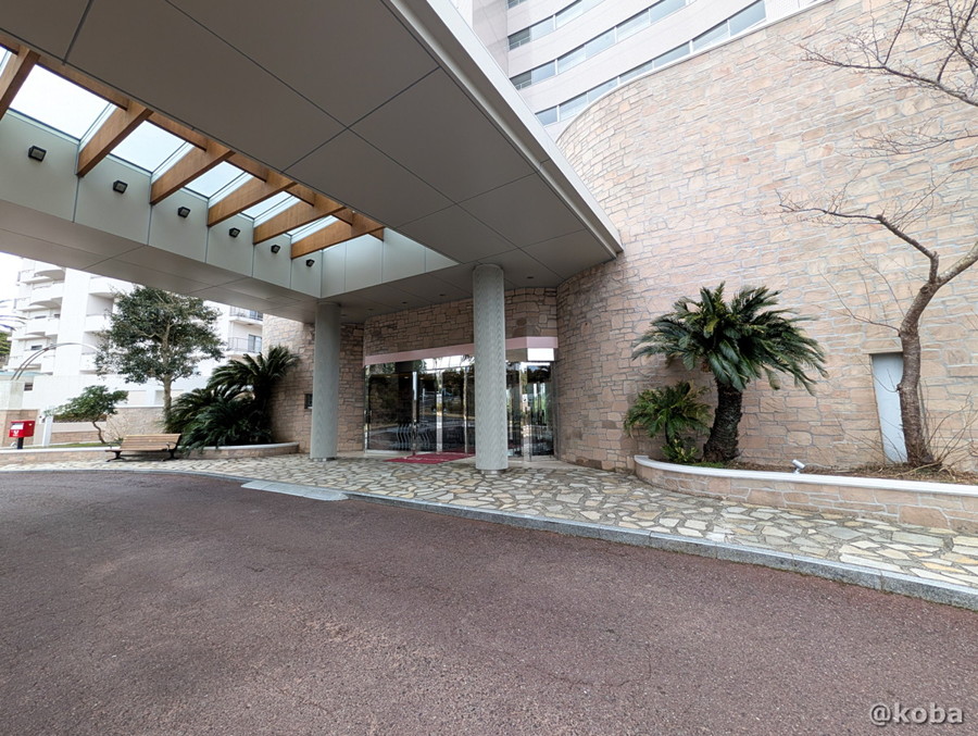 千葉県勝浦市にある「ホテルハーヴェスト勝浦」の正面入り口と車寄せの写真。