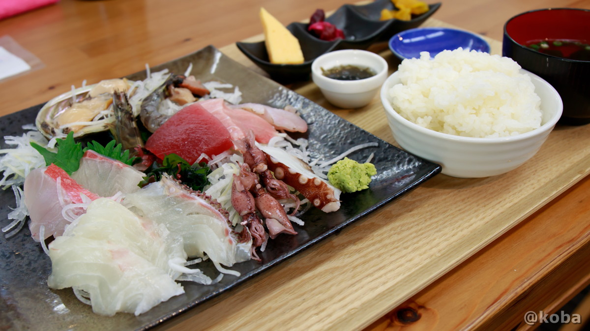 勝浦にある「やまご食堂（山五鮮魚店）」で食べられる、新鮮な魚介がたっぷり乗った豪華な刺身定食。