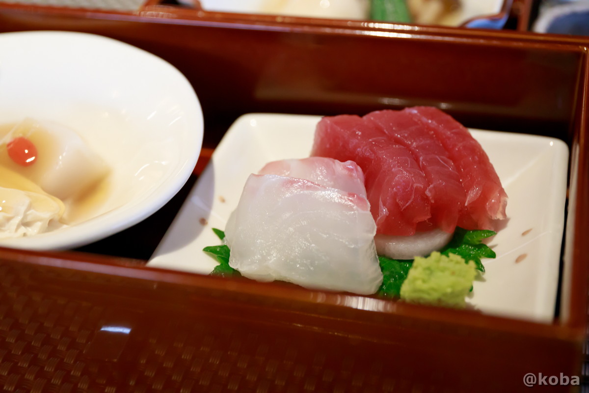 ホテルハーヴェスト勝浦の夕食お造りで提供された、新鮮なマグロ赤身とタイのお刺身のクローズアップ写真。