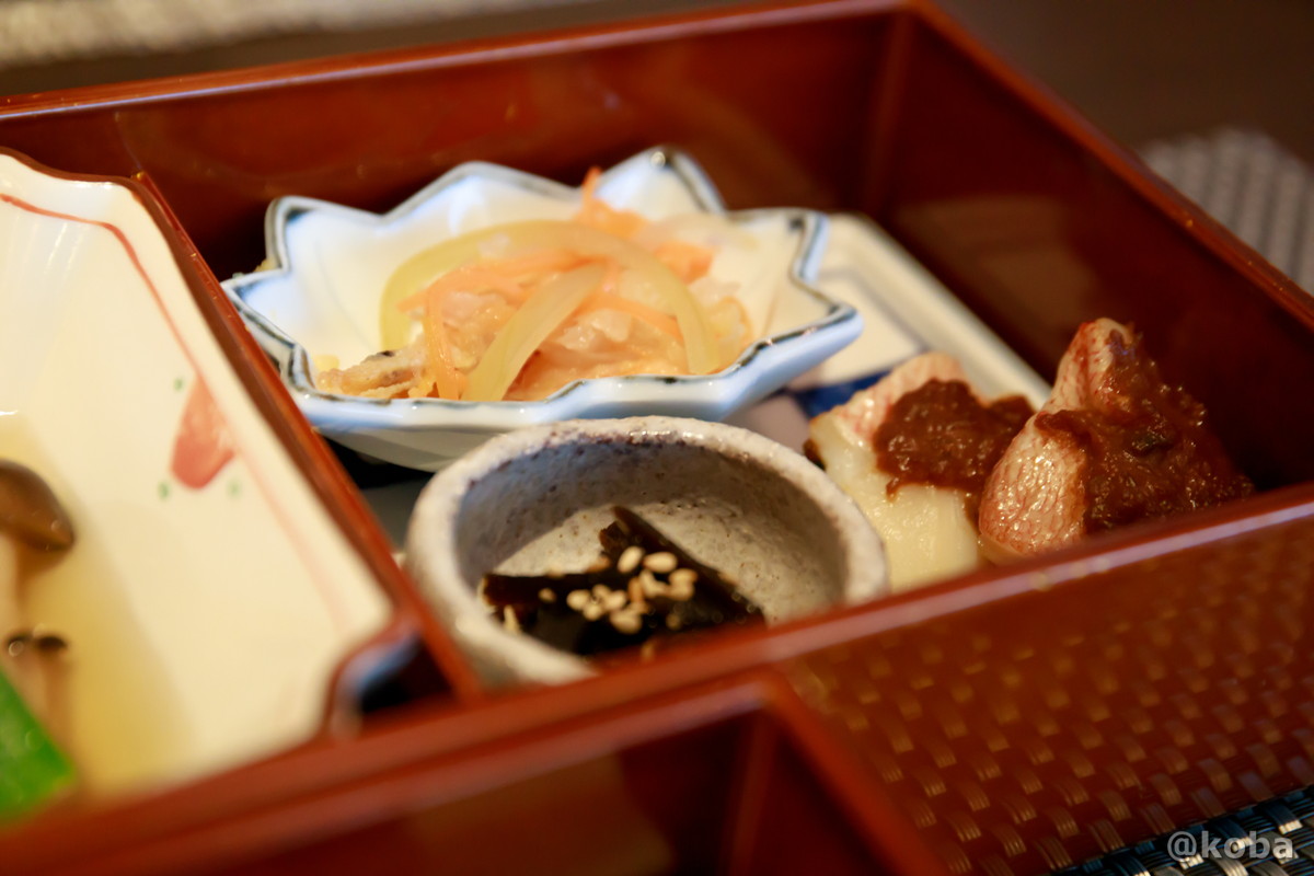 ホテルハーヴェスト勝浦の夕食で提供された、一口サイズが嬉しい赤魚牛蒡味噌焼と、さっぱりとした芝海老のマリネ、きゃらぶき山葵が並ぶ焼物の写真。