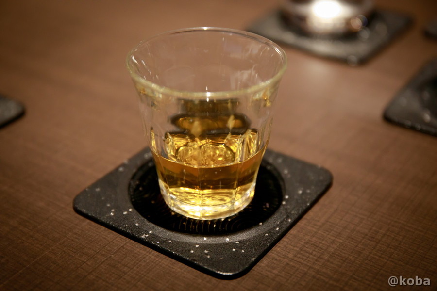 千葉県ならではのご当地銘柄!美味しい夕食のお供にぴったりな、琥珀色が美しい「房総ウイスキー」のストレート。