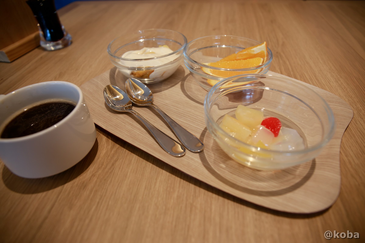 ホテルハーヴェスト勝浦の朝食ビュッフェ。食後のデザートとして用意した、杏仁豆腐、オレンジ、ヨーグルトと、温かいホットコーヒーの写真。