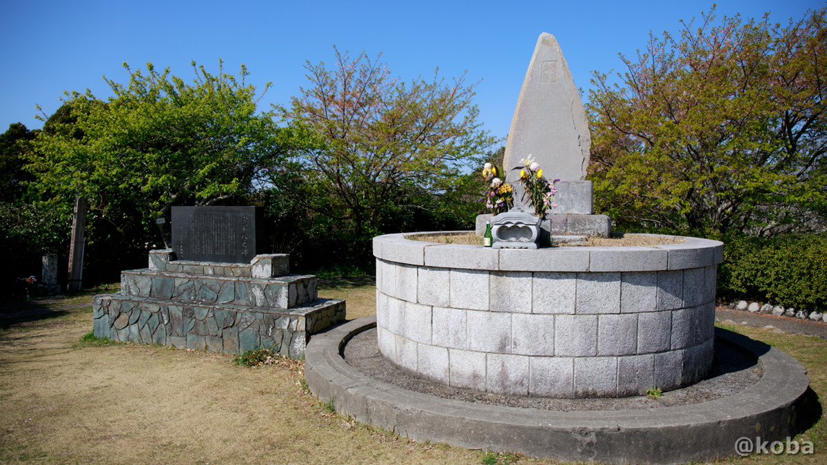 綺麗なお花が手向けられ、静かに佇む「官軍塚之碑」。歴史を伝える官軍塚の慰霊碑。