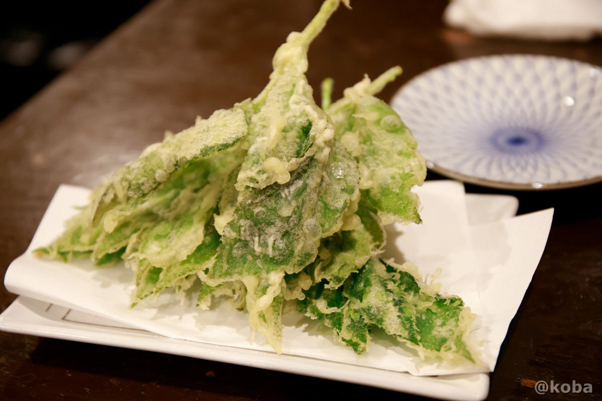 山盛りに盛られた600円の明日葉の天ぷら(ハーフ)。八丈島の郷土料理を存分に味わえる大満足の一品