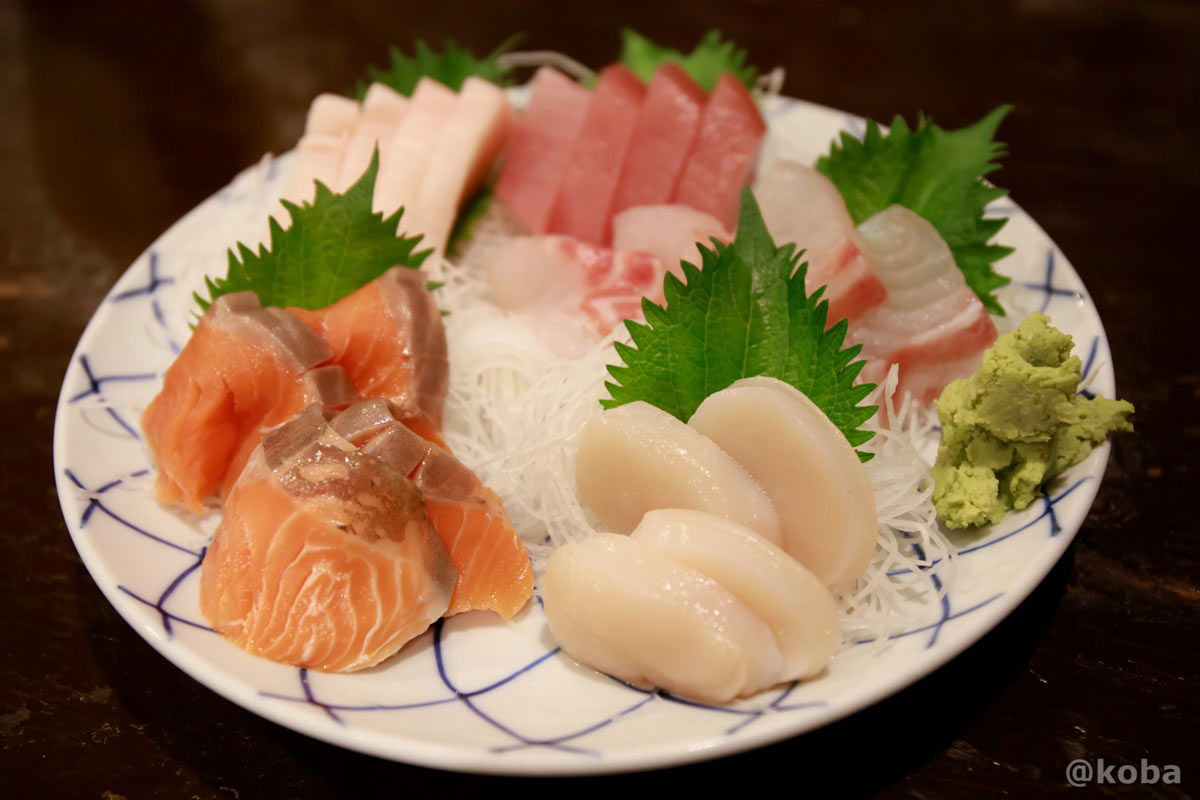 源八船頭ならではの厚めにカットされた新鮮なお刺身。ボリューム満点の豪華な5点盛り(20切れ)