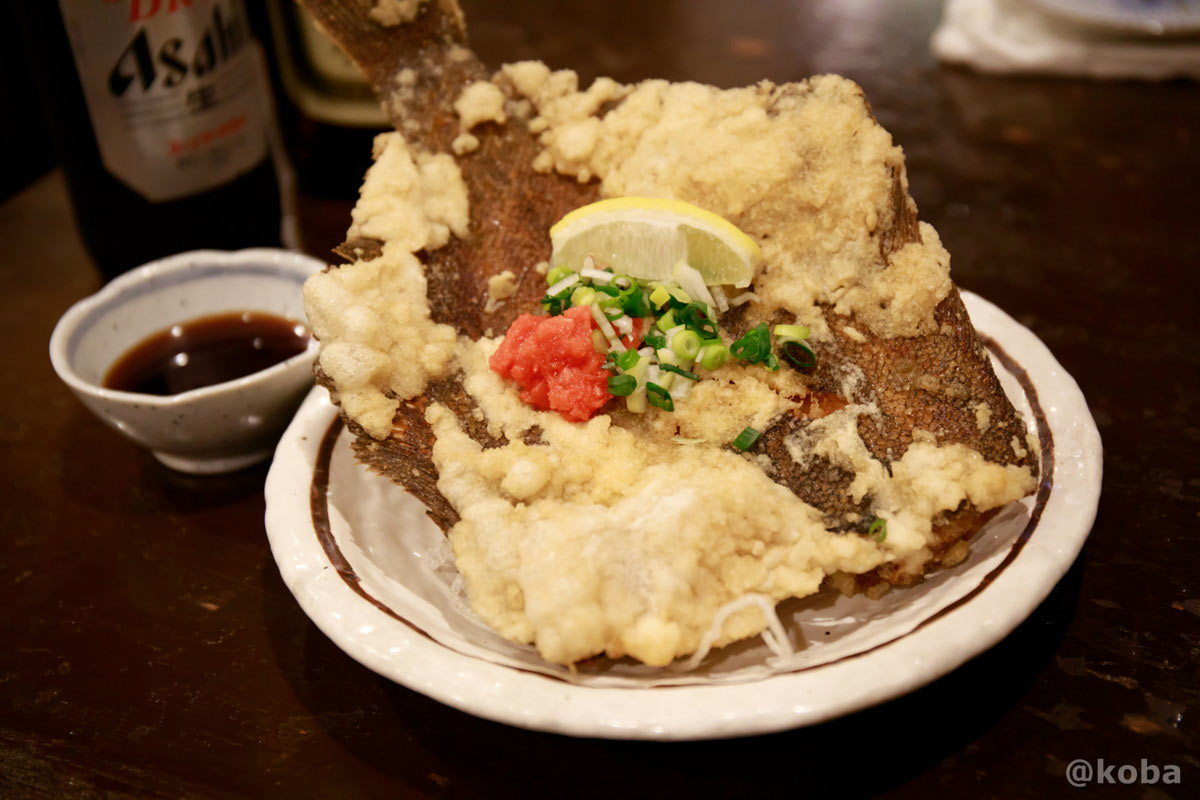 お皿からはみ出るほどダイナミックに揚げられた、大迫力の丸ごとカレイ