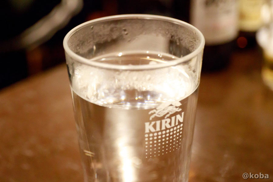 湯気とともに麦の香ばしい香りがふわっと立ち上がる、八丈島の麦焼酎「情け嶋 麦冠」のお湯割り